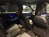 メルセデスのシートは少し硬めになっております。長時間の運転の際、適度な反発があることでお尻や腰の負担を減らす効果が御座います。