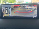 360&deg;ビューモニターでは、両サイドとフロント、バックカメラの合成で、あたかも上空から見下ろした様に周囲を確認して頂けます。駐車場だけでなく、T字路等でも活躍のアイテムです!