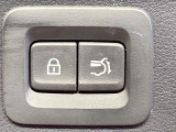 【パワーバックドア】スマートキーや運転席のボタンを押すだけでリアゲートが自動で開閉します!荷物を持っている時や、高い位置にあるバックドアを閉める際に便利な機能です♪