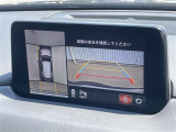 【360&deg;ビュー・モニター】まるでクルマを真上から見下ろしたかのような視点で駐車をサポートします!クルマの斜め後ろや真横など、前後左右の4つのカメラの映像が合成されて、モニターに映し出されます。