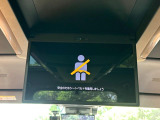 【フリップダウンモニター】大画面モニターで後席でもエンタメをお楽しみいただけます。小さなお子様にも大人気の装備です♪
