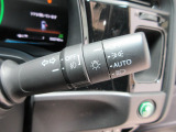 オートヘッドライト標準装備です。車外の明るさに応じて自動的にヘッドライトの点灯・消灯をしてくれます。トンネルの出入り口などで活躍してくれます。