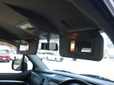 運転席と助手席のサンバイザーには照明付きのミラーが付いてます!身だしなみを確認したりするのが簡単にできて便利♪
