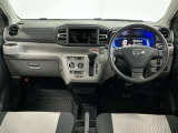 【インパネ】運転のしやすさを最優先に設計された見晴らしの良いフロントビュー。車両間隔が掴みやすく狭い道でも安心♪「安全」と「品質」を最優先に、安心してお乗りいただけるクルマを提供いたします。