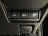 運転席のパワートランクリッドの開閉ボタンです。