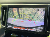 【バックカメラ】駐車時に後方がリアルタイム映像で確認できます。大型商業施設や立体駐車場での駐車時や、夜間のバック時に大活躍!運転スキルに関わらず、今や必須となった装備のひとつです!