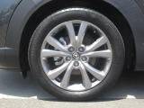 18インチ純正アルミホイールを装備。タイヤサイズは215/55R18となります。