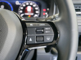 【ACC〈アダプティブ・クルーズ・コントロール〉】予め設定した車速内でクルマが自動的に加減速。前走車との適切な車間距離を維持しながら追従走行しドライバーの運転負荷を軽減します。