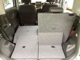 トランクも広々していて分割で倒れて片側に荷物を積んで片側に人が座ることも可能です。