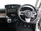 スッキリとした印象の運転席です!操作しやすくまとめられております!
