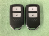 スマートキーを装備しています。鍵を差し込むことなくドアロックの開け閉めと、スタートボタン操作でのエンジンスタートができます。スペアキーも同じものを用意しております。