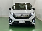 LEDヘッドライトを装備しています。LEDヘッドライトはとても明るく、雨の日や夜間走行も安全・安心です。オートライトコントロール付きで周囲の明るさに応じて自動で点灯・消灯します