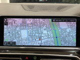 BMWのナビゲーションは操作性も良く、詳細な地図情報と交通状況を見やすく表示し、快適なドライビングをサポートしながら目的地までナビゲートします。