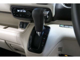 インパネシフトだから視線の移動も少なく足元もスッキリ♪運転席もゆったりしているのでゆとりを持ってドライブできますね!