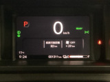 デジタル表示のスピードメーターとタコメーター、燃費やオドメーターなどの表示の他に、ホンダセンシング機能などの表示もできる多機能なマルチインフォメーション・ディスプレイです。