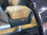ブラインドスポットモニター 左右斜め後ろを平行して走る車を認識し、車線変更の際に危険を察知するとドライバーへ警告を促します。夜・雨・トンネル内など走行時の環境が悪い時ほど便りになる安全装置です。