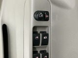 狭い駐車場で便利な電動格納ドアミラーが付いています。