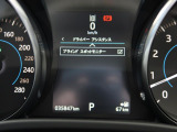 【ブラインドスポットモニター】左右斜め後ろを平行して走る車を認識し、車線変更の際に危険を察知するとドライバーへ警告を促します。夜・雨・トンネル内など走行時の環境が悪い時ほど頼りになる安全装置です。