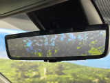 【デジタルインナーミラー】後席の大きな荷物や同乗者で後方が確認しづらい時でも安心!カメラが撮影した車両後方の映像をルームミラー内に表示。クリアな視界で状況の確認が可能です!