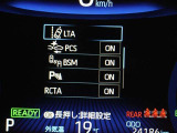 後方から接近する車両を検知して、衝突被害の軽減に寄与する安全機能リヤクロストラフィックオートブレーキ[パーキングサポートブレーキ(後方接近車両)]が装着されています。