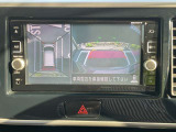アラウンドビューモニターです。4つのカメラからの映像を合成・処理することで空から見下ろすような視点で周囲を確認でき、駐車時のクルマの位置確認がスムーズになります。