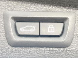 ●電動リアゲート:ワンタッチでリアゲートの開閉ができ、荷物などで両手が塞がっている状態でも簡単に開閉ができる便利機能です。