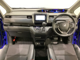 車内は光触媒抗菌消臭施工済です。スタイリッシュなデザインでスポーティなインパネ周りを演出します。グローブボックスやカップホルダーのほかにトレーなどたくさんの収納スペースが付いています。