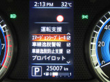 ディスプレイに映し出される多彩な情報が、快適なドライブをサポートします。