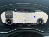 スピードメーターなどの運転に必要な計器とともに、オーディオ・電話の操作画面や地図などを表示。レイアウトはステアリングスイッチで切り替えでき運転に集中しながら必要な情報を瞬時に得ることが可能。