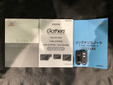 スマートキーは鍵をバッグに入れたままでもドアロックの開閉やエンジンのON・OFFができます。夜間や雨の日も鍵を探さなくて良いので便利です。