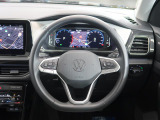 Volkswagen全車共通の上質な本革を使用した手触りのしっとりとしたステアリングです。唯一素肌が触れるハンドルは上位モデルと同じ握り心地になっております。