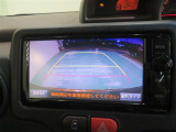 車両後方の映像を映すバックモニター。進路を確認しながら安全に車庫入れできます。