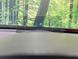 【ヘッドアップディスプレイ】現在の速度や走行情報をデジタル表示で運転席前方のガラスに投影!運転中、目線をずらさず必要な情報を確認できるのでとっても便利で安心!