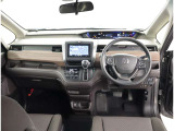 デザインもよく、居心地のよい運転席ですね。分かりやすいスイッチ類ですから操作もしやすく運転をサポートします。ぜひご来店いただき、実際にお座りいただいてステアリングを握ってみてください!
