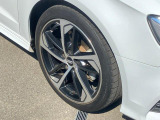 「お洒落は足元から」を体現する、精緻な造形美。路面を力強く捉えるquattroのDNAを刻んだホイールは、静止していても躍動感を放ちます。洗練されたデザインが、Audiの品格と走りの質を象徴しています。
