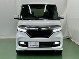 LEDヘッドライトを装備しています。LEDヘッドライトはとても明るく、雨の日や夜間走行も安全・安心です。オートライトコントロール付きで周囲の明るさに応じて自動で点灯・消灯します