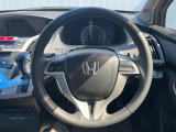 【純正革巻きステアリング】上質な革を使用することで、手にしっかり馴染みとても運転しやすいハンドルです♪