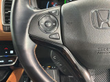 ステアリングにオーディオ操作スイッチが付いています。オーディオ画面に直接タッチしなくても操作が出来ますので、運転に集中できます。