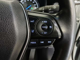 ステアリングには運転中でも簡単に操作できる各種スイッチついてます