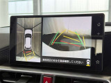【バックガイドモニター】車両後方の映像をナビ画面に表示し、駐車などの後退操作をサポートします。
