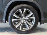 純正のアルミホイール装着車です。タイヤサイズは235/55R20です。
