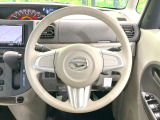 インテリアに合わせたデザインのステアリングは、運転される方のことも考え、運転しやすい形状、大きさです。是非一度、実際に触ってお確かめください。