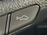 【プリクラッシュセーフティ】前方の車両等を検知し、衝突しそうな時は警報で注意を促し、ブレーキを踏む力をサポート。ブレーキを踏めなかった場合は衝突被害軽減ブレーキが作動、衝突回避をサポートします。