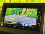 【バックカメラ】駐車時に後方がリアルタイム映像で確認できます。大型商業施設や立体駐車場での駐車時や、夜間のバック時に大活躍!運転スキルに関わらず、今や必須となった装備のひとつです!