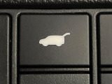 【パワーバックドア】スマートキーや運転席のボタンを押すだけでリアゲートが自動で開閉します!荷物を持っている時や、高い位置にあるバックドアを閉める際に便利な機能です♪