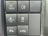 【コーナーセンサー】センサーをクルマの前方に装備しています。障害物までの距離に応じて警告音を変えてお知らせするので、縦列駐車時や駐車場・車庫などでの取り回しをサポートします。