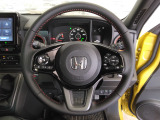 ハンドルにはオーディオリモコンスイッチとアダプティブクルーズコントロールのスイッチが装備されており、ハンドルから手を離さずに操作することが出来ます。