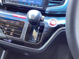 インパネシフトだから視線の移動も少なく足元もスッキリ♪運転席もゆったりしているのでゆとりを持ってドライブできますね!