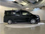 運転席側も電動のスライドドアとなってます。乗り降りや荷物の出し入れが楽になり便利です。
