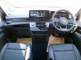 視界がよく、操作性にも優れた運転席まわり。とともに質感にも磨きをかけたインテリアデザイン!